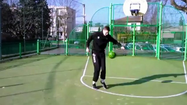 Footballeur freestyle, Jay multiplie les jongles