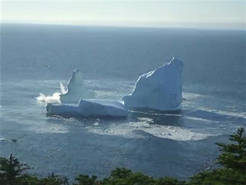 éclatement d'un iceberg sur la côte Est deTerre Neuve