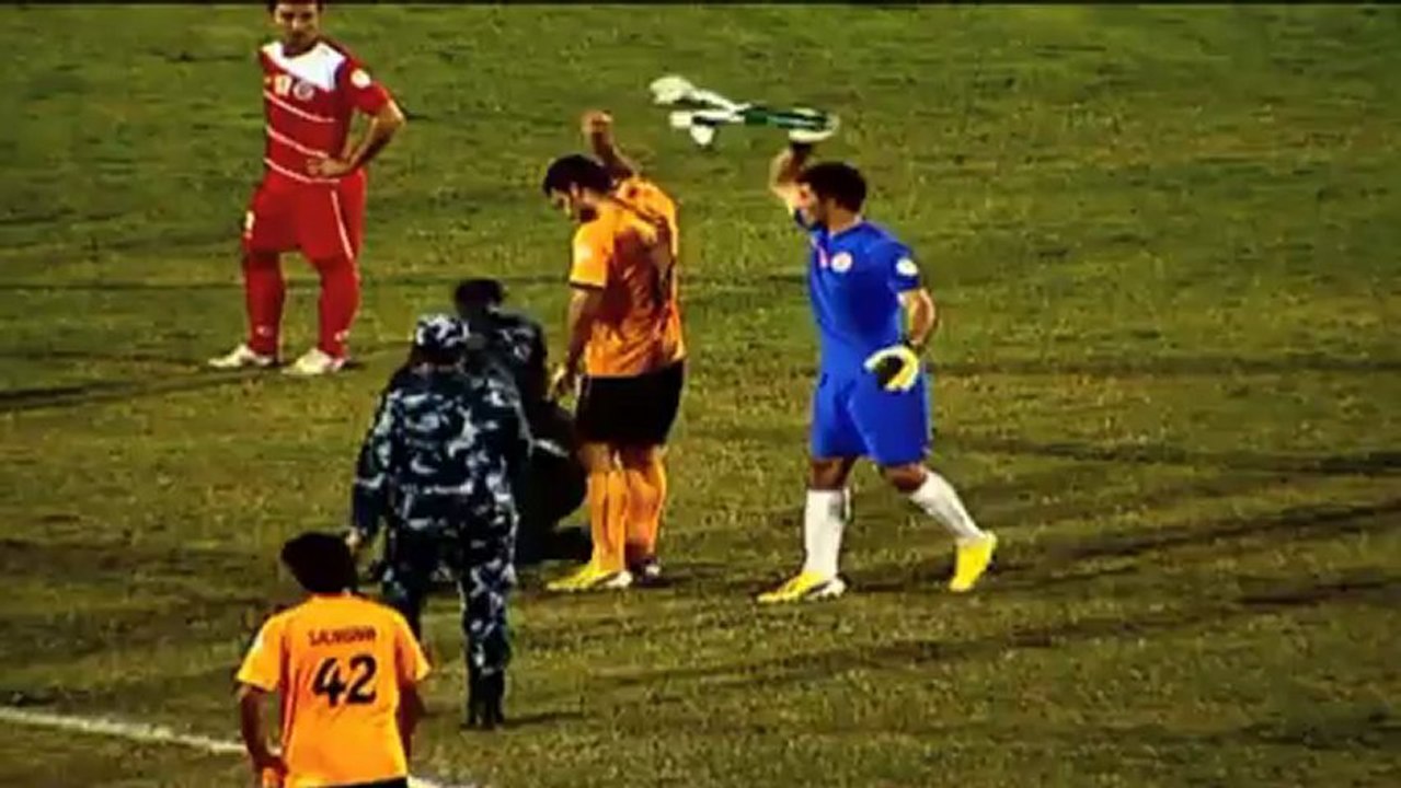 Afc cl: unsanftes ende! flitzer von soldat getackelt