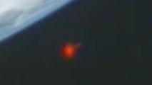 Objeto Emitindo Flashs Vermelhos ao lado da ISS