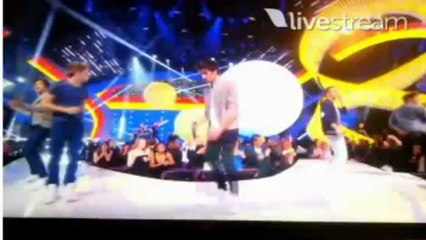 One Direction- Kiss You En Los NRJ Music Awards