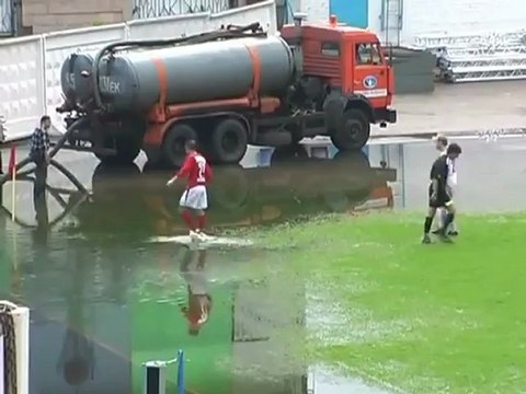 Insolite : Comment tirer un corner dans l'eau ?