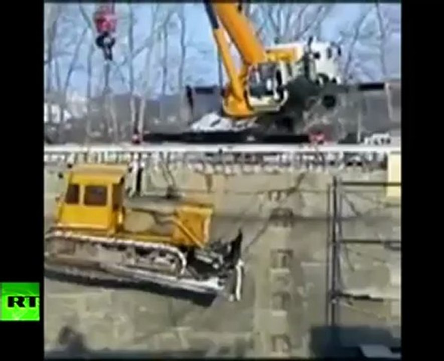 Video: Bulldozer and 35-ton crane topple into pit at Russian construction site