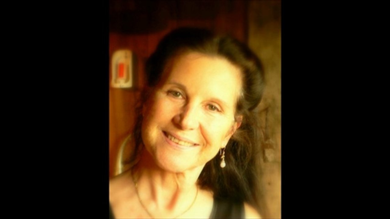 Annick Demouzon, écrivain, prix Prométhée de, interviewée par Jo Peron, dans son émission littéraire "Là-bas sous les étoiles". Elle parle d'« A l'ombre des grands bois », recueil où chaque nouvelle utilise la photographie comme prétexte.