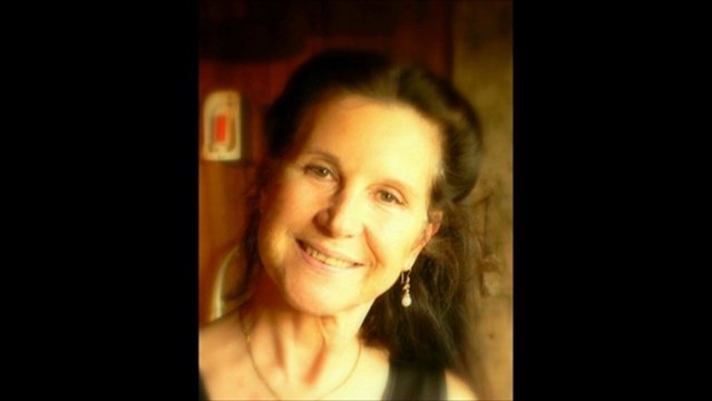 Annick Demouzon, écrivain, prix Prométhée de, interviewée par Jo Peron, dans son émission littéraire Là-bas sous les étoiles . Elle parle d'« A l'ombre des grands bois », recueil où chaque nouvelle utilise la photographie comme prétexte.