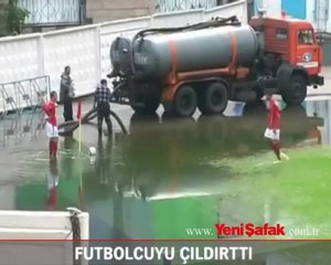 Hakem futbolcuyu çıldırttı