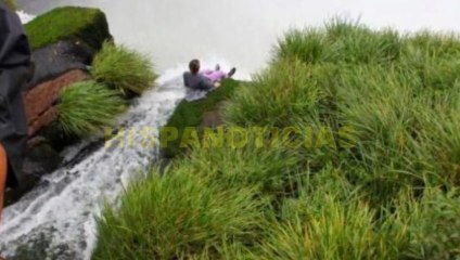 MUJER SE LANZA POR LAS CATARATAS DEL IGUAZU EN ARGENTINA!!