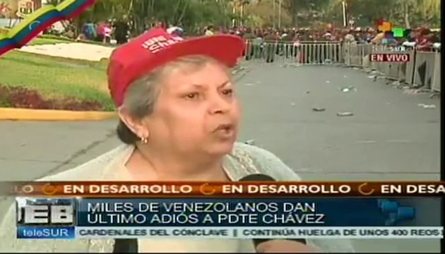 Llegan miles de venezolanos a Caracas a despedir a Chávez