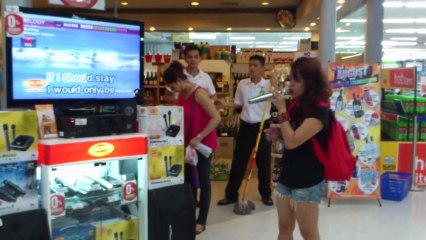 Une fille étonne tout le monde pendant un karaoké dans un supermarché