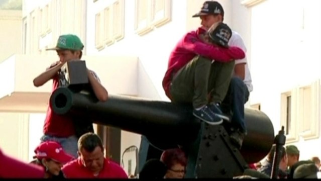 At Chavez's glass coffin, Venezuelans vow more revolution