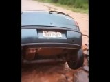 Cratera de três metros de profundidade engole carro em Campo Grande