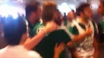 Briga completa da torcida Mancha Verde com os jogadores do Palmeiras