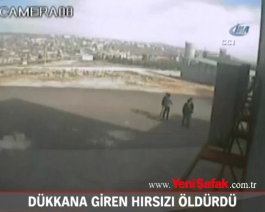 Dükkana giren hırsızı öldürdü