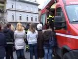 Napoli - Crollo palazzo Chiaia, gli sfollati in partenza per alberghi (06.03.13)