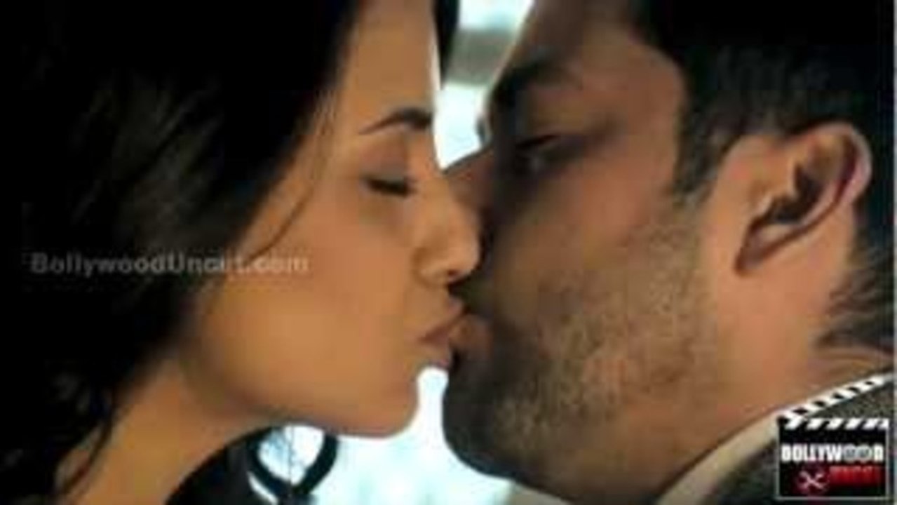 Tia Bajpai & Aftab Shivadasanis Hot Scene In 1920 Evil Returns