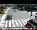 Bisikletli metrelerce havaya uçtu