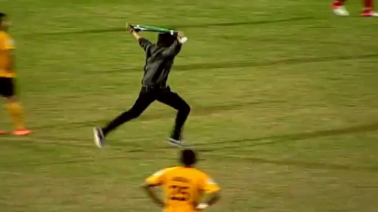 Zołnierz powstrzymał intruza podczas meczu