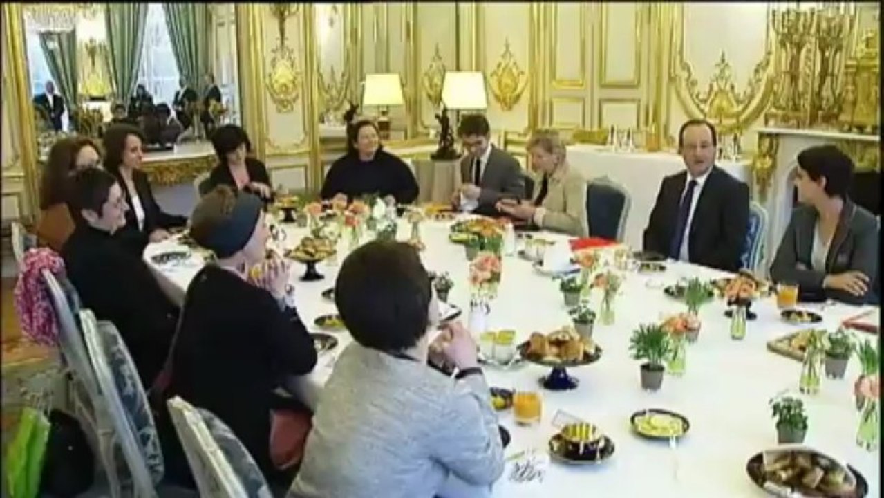Hollande rencontre des associations de femmes pour la journée du 8 mars