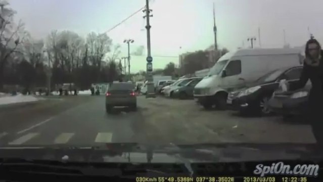 Femme jette sa poche McDonalds sur une voiture