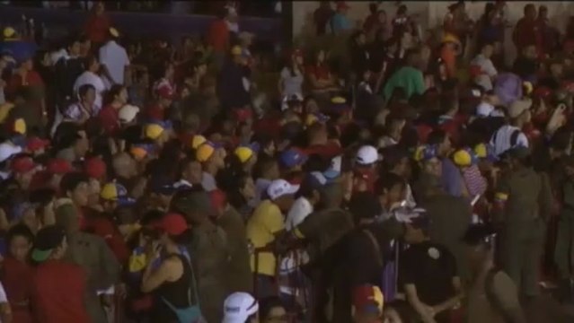 Des milliers de Vénézuéliens se recueillent sur le cercueil de Chavez
