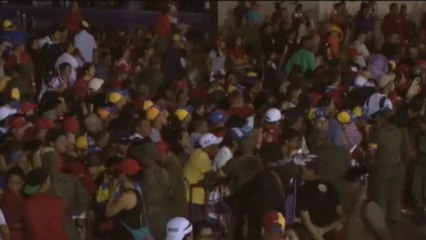 Des milliers de Vénézuéliens se recueillent sur le cercueil de Chavez