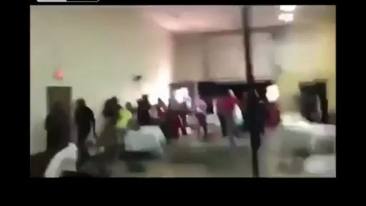 Bagarre avec des chaises et tables