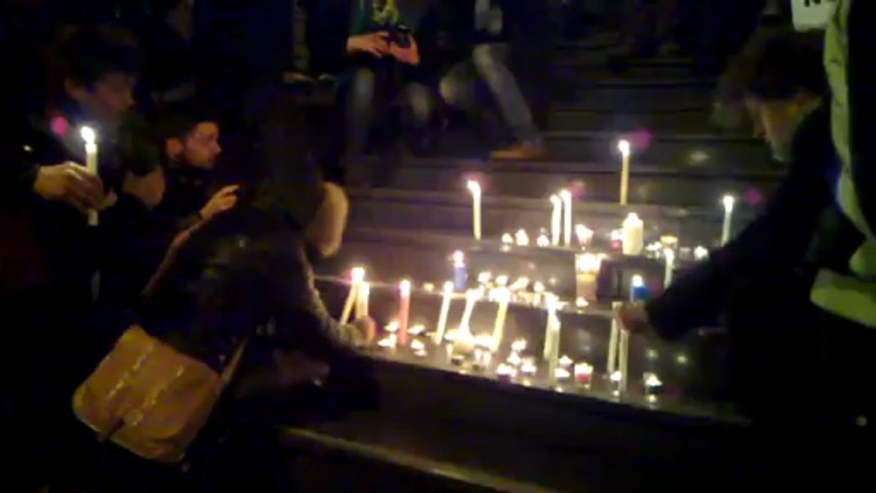 1/2 : Hommage à Stéphane Hessel à Bastille à l'initiative des Indignés de Paris
