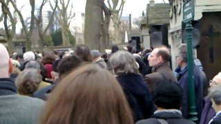 2/4 : 7 mars Hommage de la famille, des citoyens, à Stéphane Hessel au cimetière Montparnasse