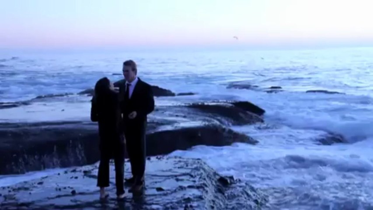 Pedido de casamento interrompido por onda gigante