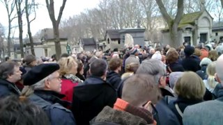 3/4: 7mars Hommage e la famille, des citoyens, à l'enterrement de Stéphane Hessel à Montparnasse