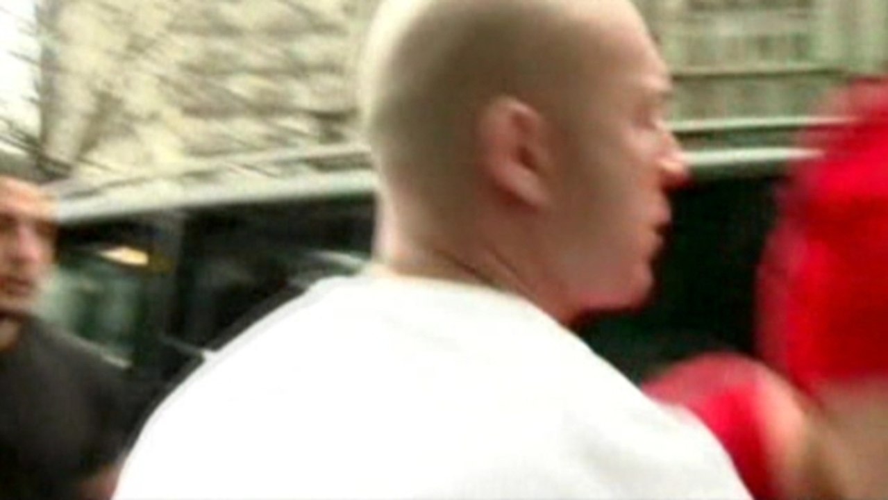 Bieber lashes out a paparazzi