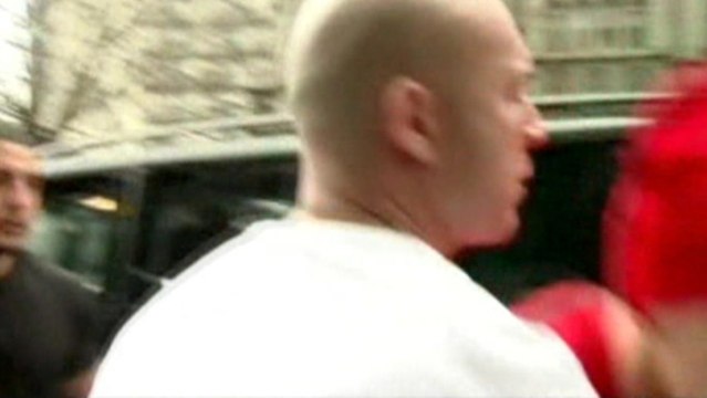 Bieber lashes out a paparazzi