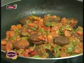 LEZZET DİYARI SEBZELİ SUCUKLU YUMURTA