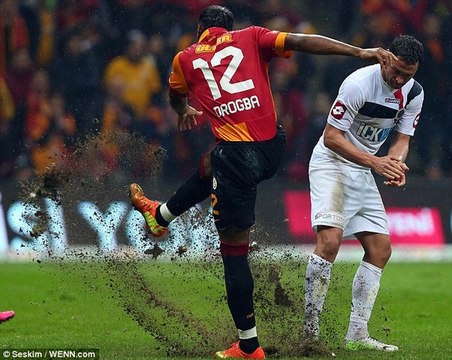 Didier Drogba envoie son pénalty dans les tribunes !