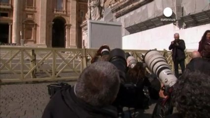 Colocada la chimenea por la que saldrá la "fumata blanca"