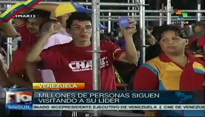 Siguen llegando miles de personas para despedir a Chávez