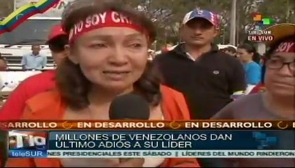 Miles de personas hacen fila para despedir a Chávez