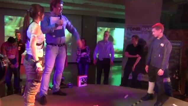 Лара Крофт ''убивает'' участников конкурса