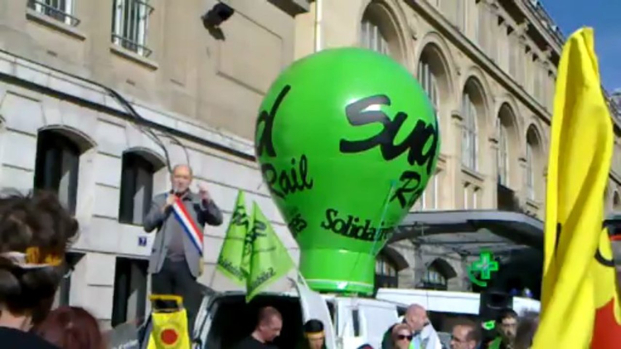 1/5 : Chaîne humaine anti-nucléaire à Paris St Lazare contre la SNCF et AREVA le 09/03/2013