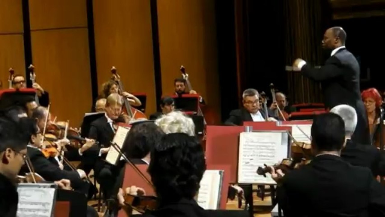 La OFJ, bajo la batuta del director huésped Leslie B. Dunner.