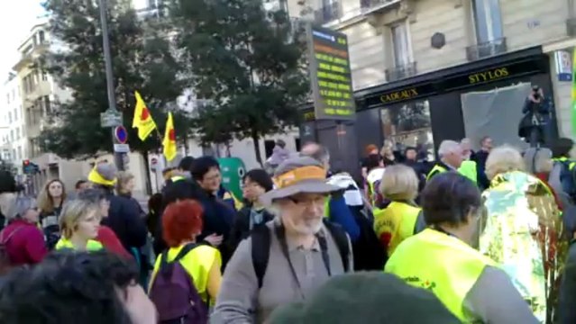 4/5 : Chaîne humaine anti-nucléaire devant AREVA, 33 rue de Lafayette Paris le 09/03/2013