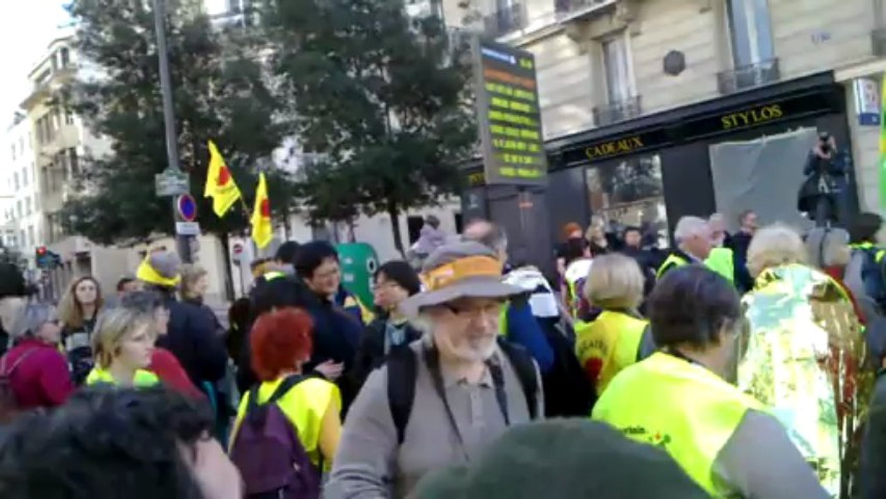 4/5 : Chaîne humaine anti-nucléaire devant AREVA, 33 rue de Lafayette Paris le 09/03/2013