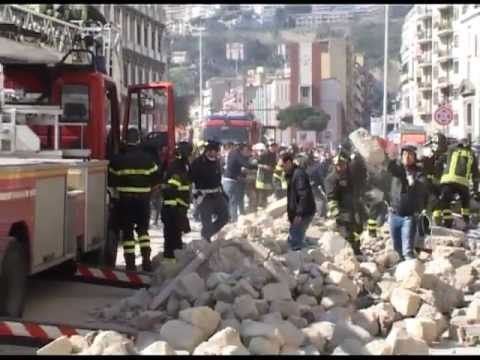 Napoli - Crolla palazzo a Riviera di Chiaia 1 (04.03.13)