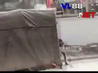 người đàn ông Tung Quốc chém chết vợ và con giữa đường