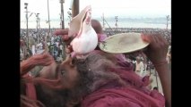 Hindus plunge into Ganges River