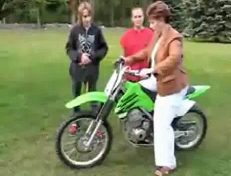 Mama prueba la moto de su hijo