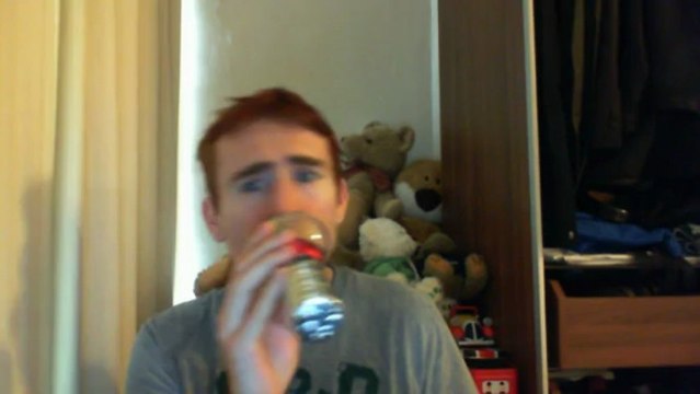 Wiwi égratigne la robe verte de Bernard Sauvat