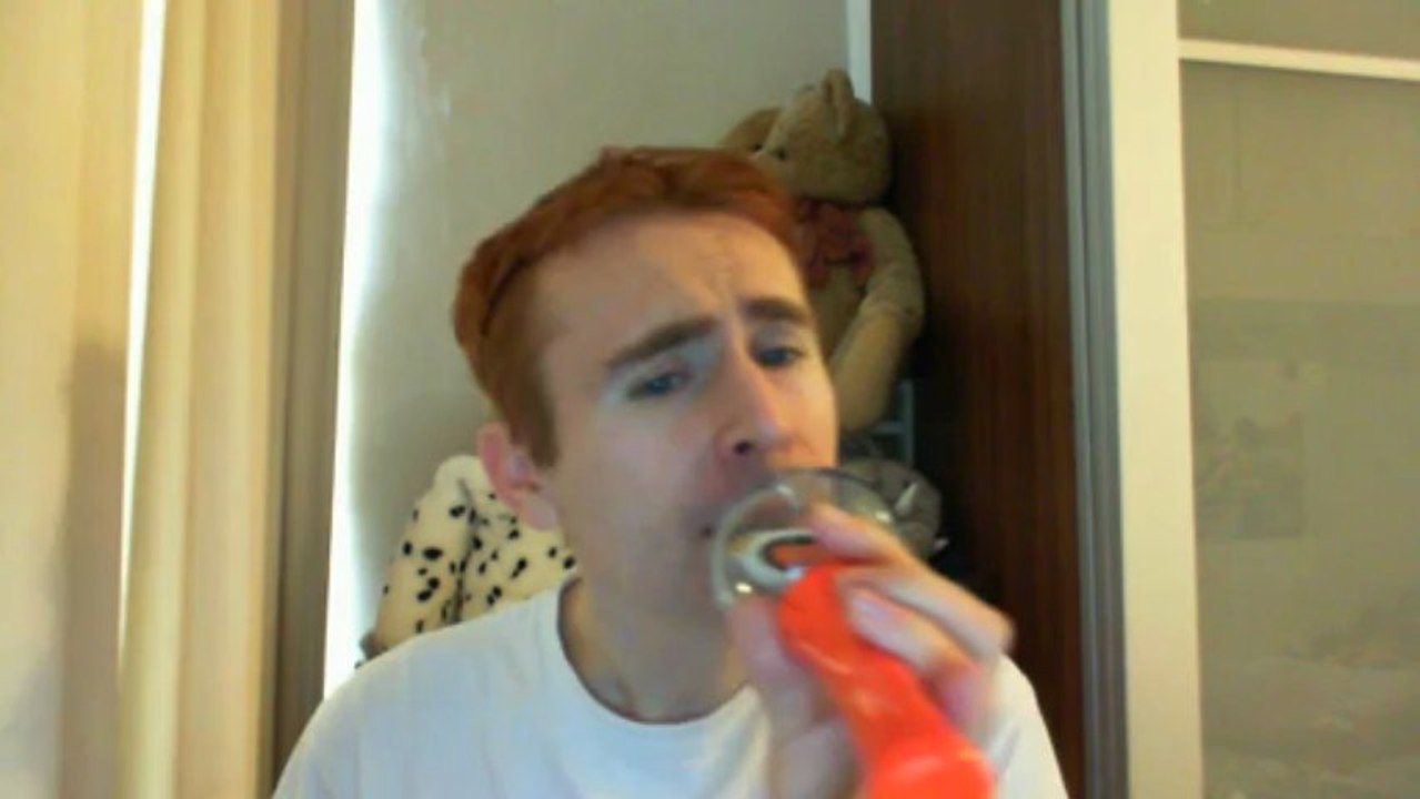 Wiwi égratigne "dans l'eau de la claire fontaine" de Georges Brassens