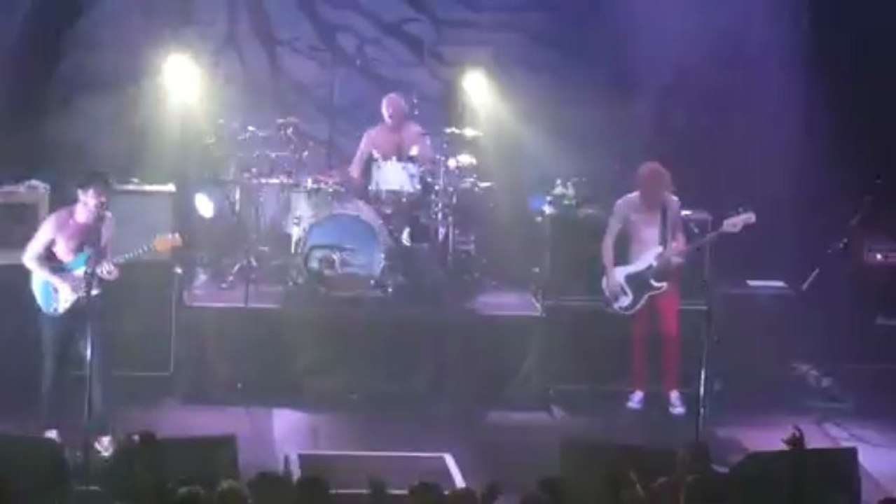 Biffy Clyro - Stingin' Belle+Mountains live @ Le Bataclan, Paris, 06/03/13