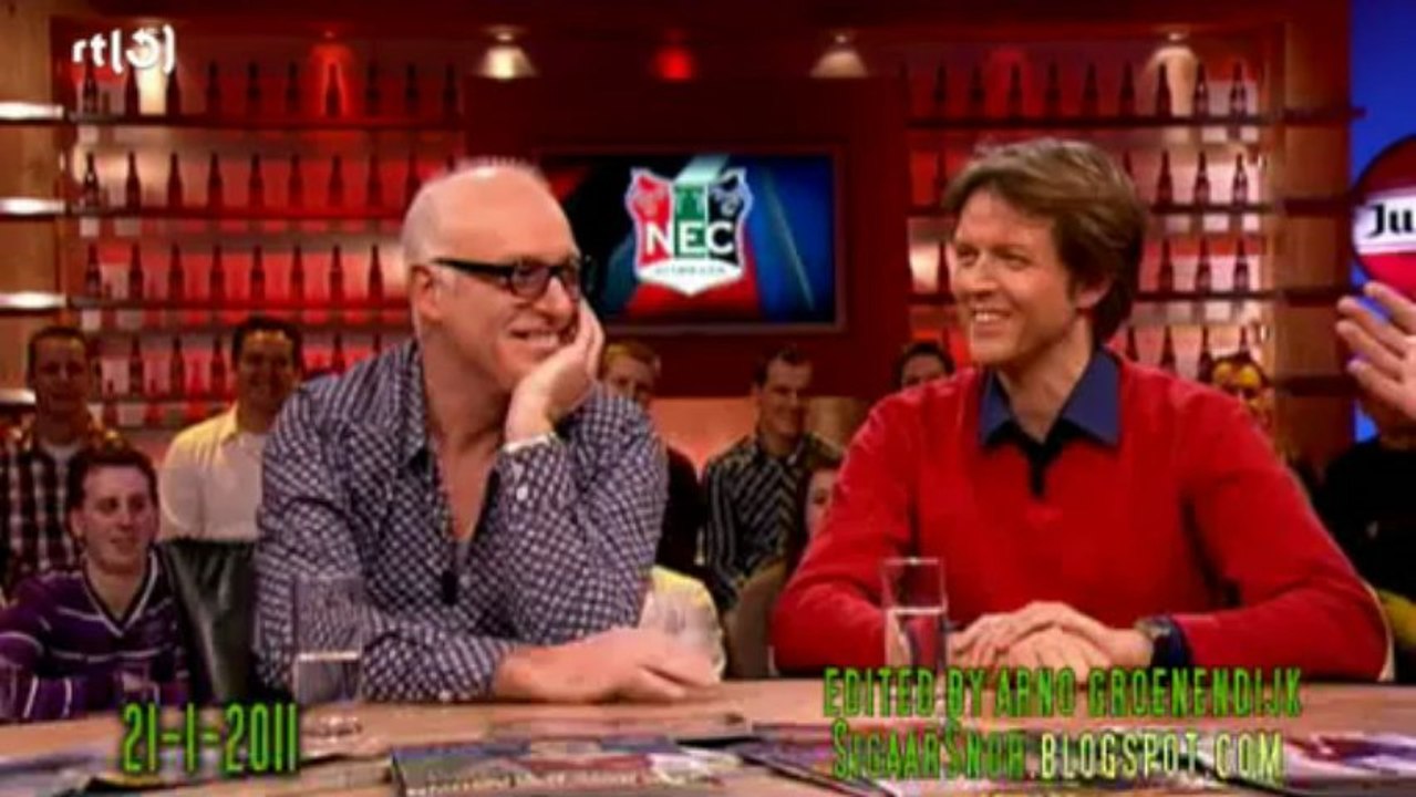 Wiljan Vloet imiteert Johan Derksen samen met Technische staf NEC